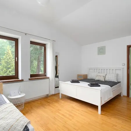 וילה Golden Forest Retreat - Fireplace & Sauna קונסטנסין-יז'יורנה