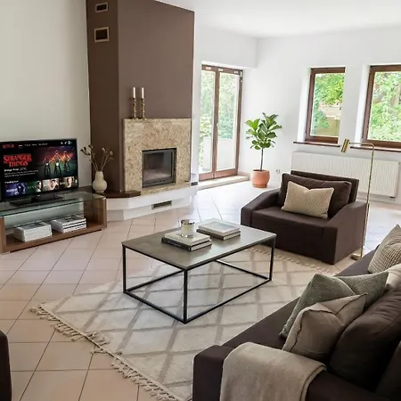 Golden Forest Retreat - Fireplace & Sauna וילה