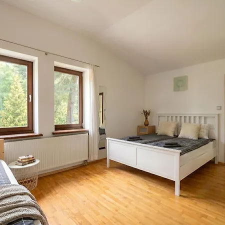 וילה Golden Forest Retreat - Fireplace & Sauna קונסטנסין-יז'יורנה