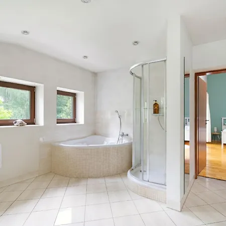 Golden Forest Retreat - Fireplace & Sauna וילה