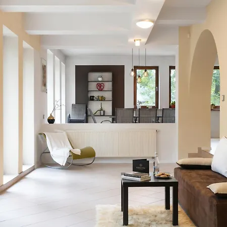 Golden Forest Retreat - Fireplace & Sauna וילה