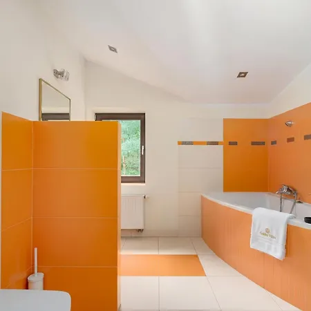 וילה Golden Forest Retreat - Fireplace & Sauna קונסטנסין-יז'יורנה