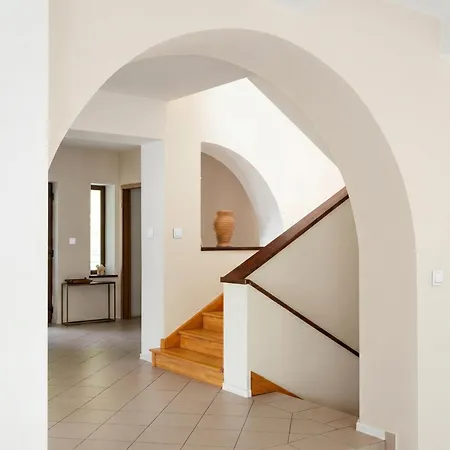 Golden Forest Retreat - Fireplace & Sauna וילה