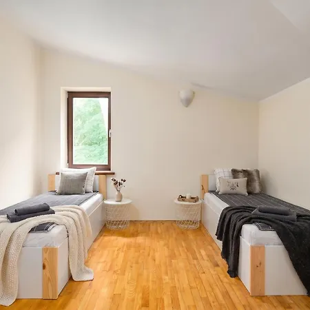 וילה Golden Forest Retreat - Fireplace & Sauna קונסטנסין-יז'יורנה